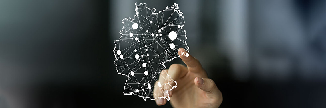 Symbolbild Portalverbund - Person zeigt mit Zeigefinger auf vernetzte Deutschlandkarte 